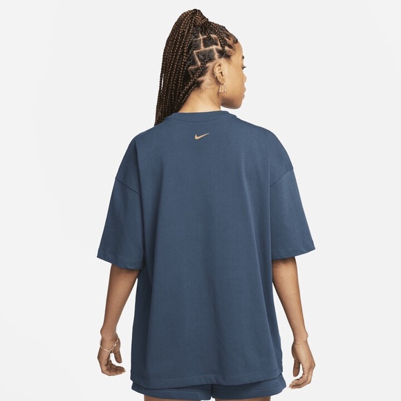 Nike - Sportswear Essentials Oversized T-Shirt - Picture 3 of 6